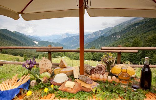 Foto_tavolata_Malga_Coot.jpg